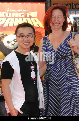 Karen Foster (Produzent) und Direktor Raman Hui - Kung Fu Panda und furiosen Fünf Premiere DVD-Release auf der Chinese Theatre in Los Angeles. Stockfoto