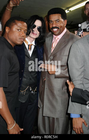 Michael Jackson, Bruder Marlon und Komiker Steve Harvey am vergangenen Sonntag 15. August 2004 bei der ersten AME (African Methodist Episcopal) Kirche in Los Ein Stockfoto