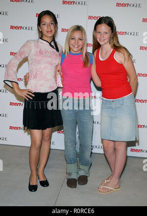 Aus der Show: American Dreams: Vanessa Lengies, Jamie Lynn Spears und Sarah Ramos Ankommend an der Kreuzung 'Teen Vogue 1. JÄHRLICHE JUNGE HOLLYWOOD ISSUE" in Stockfoto