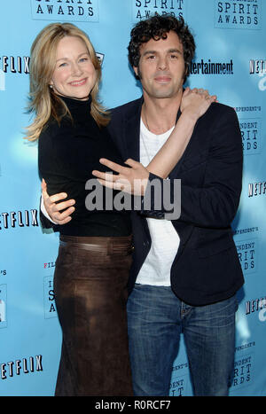 Laura Linney und Mark Ruffalo bei den Nominierungen für die 2006 Independent Spirit Awards im Meridien Hotel in Los Angeles. November 29, 2005. Stockfoto