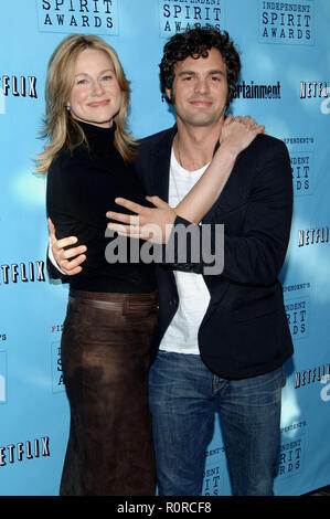 Laura Linney und Mark Ruffalo bei den Nominierungen für die 2006 Independent Spirit Awards im Meridien Hotel in Los Angeles. November 29, 2005. Stockfoto