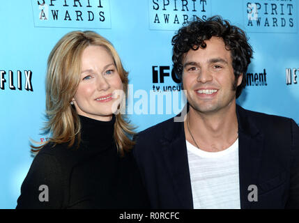 Laura Linney und Mark Ruffalo bei den Nominierungen für die 2006 Independent Spirit Awards im Meridien Hotel in Los Angeles. November 29, 2005. Stockfoto