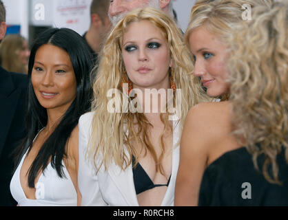 Lucy Liu, Drew Barrymore und Cameron Diaz anreisen, bei der Premiere von "Charlie's Angels" an der Chinese Theatre in Los Angeles. 18. Juni 2003. Stockfoto