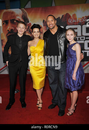 Alexander Ludwig, Carla Gugino Dwayne Johnson, AnnaSophia Robb - Jagd zum magischen Berg Premiere am El Capitan Theatre in Los Angeles. Stockfoto