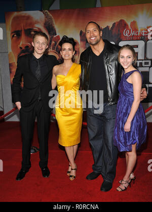 Alexander Ludwig, Carla Gugino, Dwayne Johnson, AnnaSophia Robb - Jagd zum magischen Berg Premiere am El Capitan Theatre in Los Angeles. Stockfoto