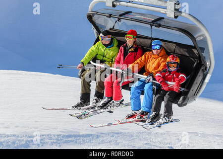 Sotschi, Russland - Januar 20, 2013: Familie von vier Personen Fahrten auf Stuhl Seilbahn Skilift des Gorki Gorod Mountain Ski Resort auf sonnigen Wintertag Stockfoto