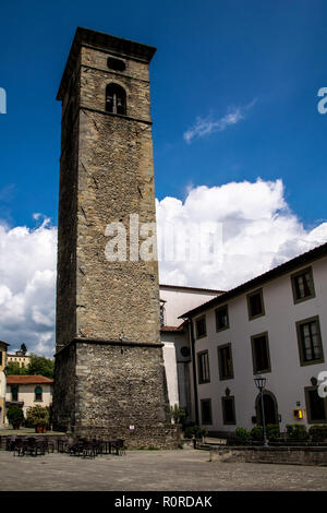 Der Glockenturm der Kathedrale St. Peter und Paul, Castelnuovo di Garfagnana, Toskana Stockfoto