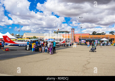 Oktober 6, 2018 Livermore/CA/USA - die Leute, die die Livermore Municipal Airport am Open House Veranstaltung; Ost: San Francisco Bay Area. Stockfoto