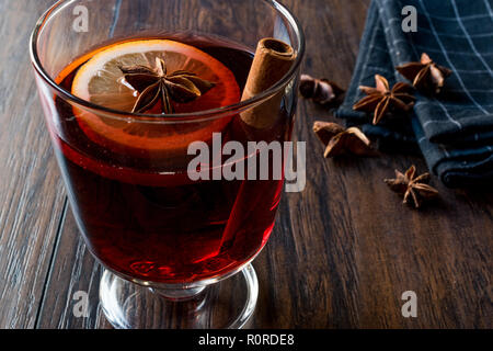 Glühwein für Winter. Mit Anis, Gewürze, Zimtstangen und Orange Slice vorbereitet. Traditionelles Getränk. Stockfoto
