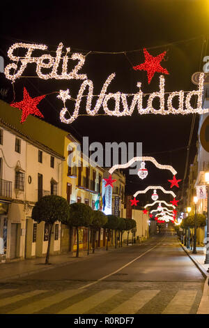 RONDA, SPANIEN - 13. Dezember 2017: Frohe Weihnachten Dekoration auf der Straße aus Ronda Stockfoto