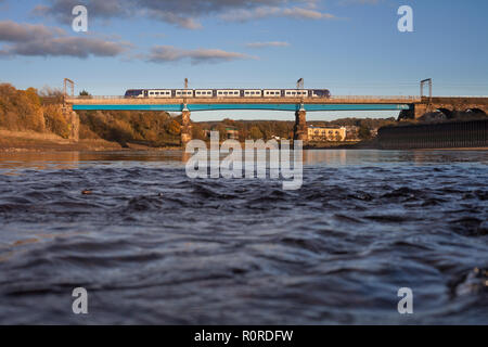 Ein brandneues CAF Klasse 195 DMU Zug für Arriva nördlichen Rampe auf einen Probelauf der Überquerung des Flusses Lune Viadukt auf der West Coast Main Line im Lancaster Stockfoto