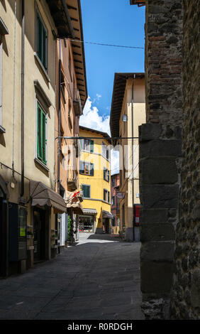 Blick entlang der Via Fulvio Testi, und Piazzetta Ariosto, Castelnuovo di Garfagnana, Toskana Stockfoto