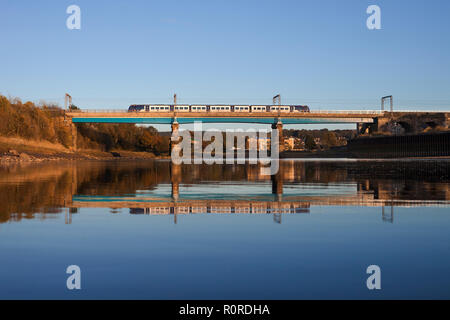 Ein brandneues CAF Klasse 195 DMU Zug für Arriva nördlichen Rampe auf einen Probelauf der Überquerung des Flusses Lune Viadukt auf der West Coast Main Line im Lancaster Stockfoto