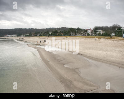 27. Januar 2018, Binz, Deutschland. Familien und Freunde verbringen Tag zusammen am Strand während der Herbst Tag Stockfoto