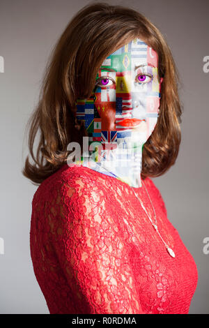 Portrait von Frau mit mit Flaggen aller Länder der Welt isoliert auf schwarz lackiert Stockfoto