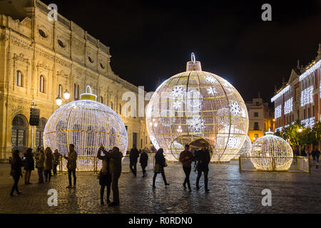 Sevilla, Spanien - 15. Dezember 2017: Beleuchtete Urlaub Dekorationen auf San Francisco Square in der Nähe von City Hall im Zentrum von Sevilla. Stockfoto