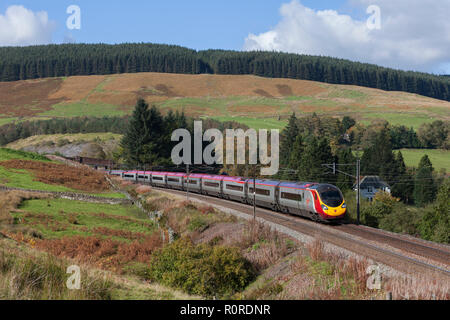 Ein Virgin Trains Pendolino Zug am Harthorpe auf der West Coast Main Line in Schottland Richtung Süden. Stockfoto