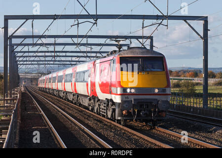 Ein Lner Klasse 91 und Intercity 225 Zug am Mossband nördlich von Carlisle mit einem Zug über die West Coast Mainline durch Engineering umgeleitet Stockfoto