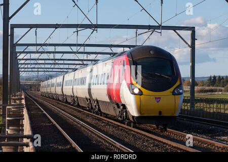 Ein Virgin Trains Westküste Klasse 390 Pendolino Pässe Mossband, nördlich von Carlisle, überqueren Sie die Brücke über den Fluss Esk auf der West Coast Main Line Stockfoto