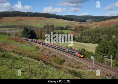 Ein Virgin Trains Pendolino Zug am Harthorpe auf der West Coast Main Line in Schottland Richtung Süden. Stockfoto