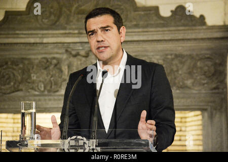 Der griechische Premierminister gesehen Sprechen während Ihrer Tagung. Der griechische Premierminister, Alexis Tsipras und Erzbischof Geronimo met und Erklärungen in Maximos Mansion. Stockfoto