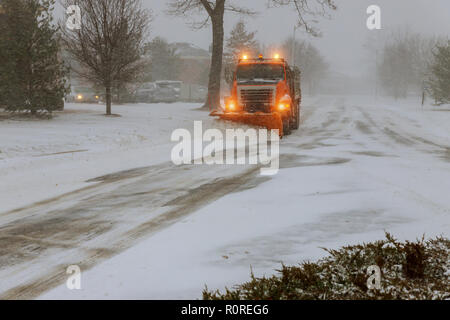 Schneeräumung. Traktor ebnet den Weg nach starkem Schneefall. Stockfoto