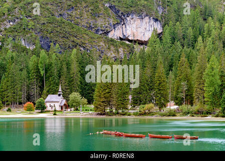 See Prags, Emerald Green Mountain See mit Ruderbooten und den See Prags Kapelle, Dolomiti di Prags, Provinz Südtirol Stockfoto