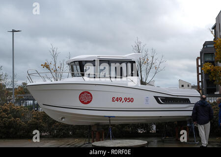 November 2018 - Kleine neues Boot auf dem Display in Portishead Marina in der Nähe von Bristol. Stockfoto