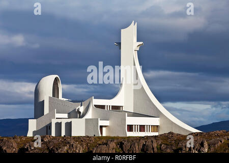 Moderne, weiße Kirche, Architekt Jón Haraldsson, Pori, Halbinsel Snaefellsnes, Vesturland, Island Stockfoto