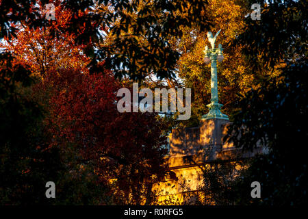 Peak Herbst Laub trail Seite Rock Creek Park mit der Connecticut Avenue William Howard Taft Brücke, Overhead, Washington, DC, November 2018 Stockfoto