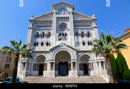 Fassade der Kathedrale von Monaco (Cathedrale de Monaco) in Monaco-Ville, Monaco. Es ist berühmt für die Gräber der Prinzessin Grace und Fürst Rainier Stockfoto