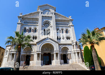 Fassade der Kathedrale von Monaco (Cathedrale de Monaco) in Monaco-Ville, Monaco. Es ist berühmt für die Gräber der Prinzessin Grace und Fürst Rainier Stockfoto