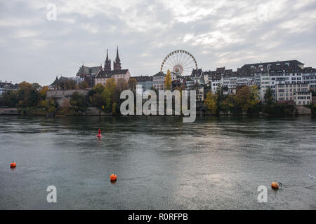 Basel, Schweiz an Rhein und historischen Gebäuden Stockfoto