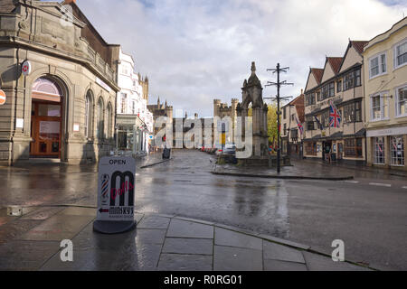 Morgen Szene nach einem Regen auf dem Marktplatz in Wells, Somerset, Großbritannien Stockfoto