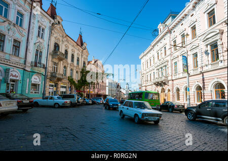 Eine Straßenszene in Czernowitz, ein hervorragendes Beispiel der österreichisch-ungarischen Monarchie Architektur in der westlichen Ukraine. Stockfoto