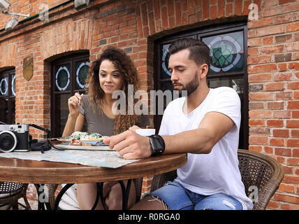 Portrait von herrlich romantisches Paar sitzen in einem Café mit Kaffee Stockfoto