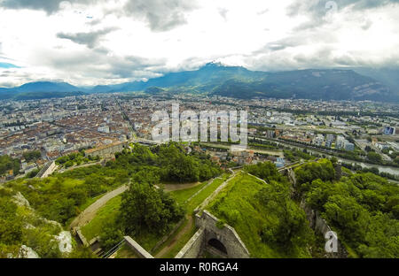 Panoramablick Luftaufnahme der Stadt Grenoble, Frankreich. Bewölkter Himmel Stockfoto