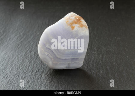 Ein blauer Achat Stein auf einen schwarzen Stein board Stockfoto