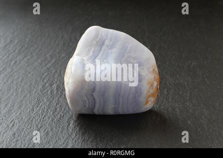 Ein blauer Achat Stein auf einen schwarzen Stein board Stockfoto