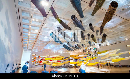 Tokyo, Japan - 26 April 2018: Japanische Karpfen Windsack angezeigt an der National Art Center in Roppongi Hills Stockfoto