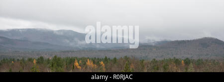 Ein Panorama Blick auf die Adirondack Mountains Wilderness an einem bewölkten, regnerischen nebligen Nachmittag im Spätherbst. Stockfoto