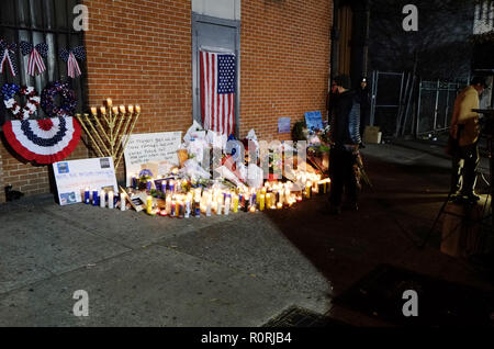 21 December-New York, NY: New Yorker eine Hommage an die beiden nypd Polizisten erschossen und am 20. Dezember 2014 in der Bedford Stuyvesant Abschnitt von Brooklyn getötet. NYPD Officers Wenijan Liu und Raphael Ramos wurden "geschossen und ohne Vorwarnung getötet, keine Provokation Ausführung Stil' nach NYPD Kommissar William Bratton. Der Verdächtige, gekennzeichnet als Ismaayil Brinsley, angeblich lief in einen in der Nähe der U-Bahn mit der Polizei in der Verfolgung, auf die Plattform laufen und Selbstmord begangen. Es geglaubt wird, während der Tag früh, er geschossen und getötet seine Freundin im Staat Maryland mehrere Stunden Earl Stockfoto