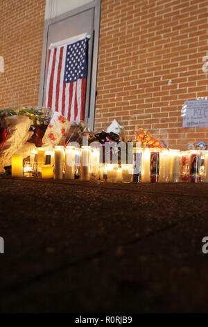 21 December-New York, NY: New Yorker eine Hommage an die beiden nypd Polizisten erschossen und am 20. Dezember 2014 in der Bedford Stuyvesant Abschnitt von Brooklyn getötet. NYPD Officers Wenijan Liu und Raphael Ramos wurden "geschossen und ohne Vorwarnung getötet, keine Provokation Ausführung Stil' nach NYPD Kommissar William Bratton. Der Verdächtige, gekennzeichnet als Ismaayil Brinsley, angeblich lief in einen in der Nähe der U-Bahn mit der Polizei in der Verfolgung, auf die Plattform laufen und Selbstmord begangen. Es geglaubt wird, während der Tag früh, er geschossen und getötet seine Freundin im Staat Maryland mehrere Stunden Earl Stockfoto