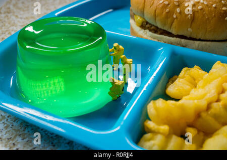 Miniatur Hazmat Team Inspektion Der Nahrwert Der Ungesunde Fast Food Schule Mittagessen Stockfotografie Alamy