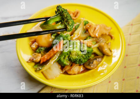 Yu-Shiang Huhn mit Knoblauchsauce und sautierten chinesisches Mischgemüse Stockfoto
