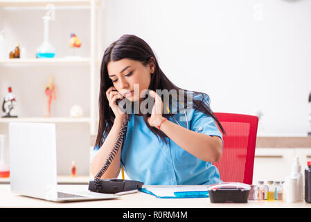 Junge hübsche Ärztin in der Klinik arbeiten Stockfoto