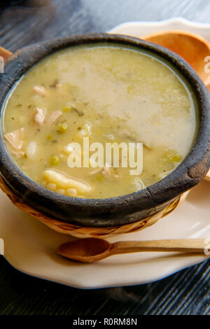 Kolumbianische Ajiaco Hähnchen Kartoffel und Mais Suppe mit Kapern Stockfoto