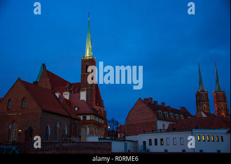 Blaue Stunde, Ostrow Tumski (Dominsel), Wroclaw, Polen. Kirchtürme und Dächer gegen Deep Blue Night Sky. Stockfoto