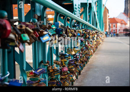 Symbolische liebe Schlösser Hängen entlang der Dominsel Brücke, oder Brücke von Liebhaber in Wroclaw, Polen. Stockfoto