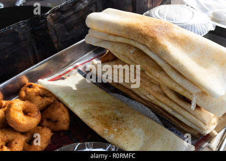 Dosa und Vada, populäre Südindische Gericht in der Regel als Frühstück oder als Snack gegessen werden auf Verkauf zu einem Street Food in Hyderabad, Indien Abschaltdruck Stockfoto